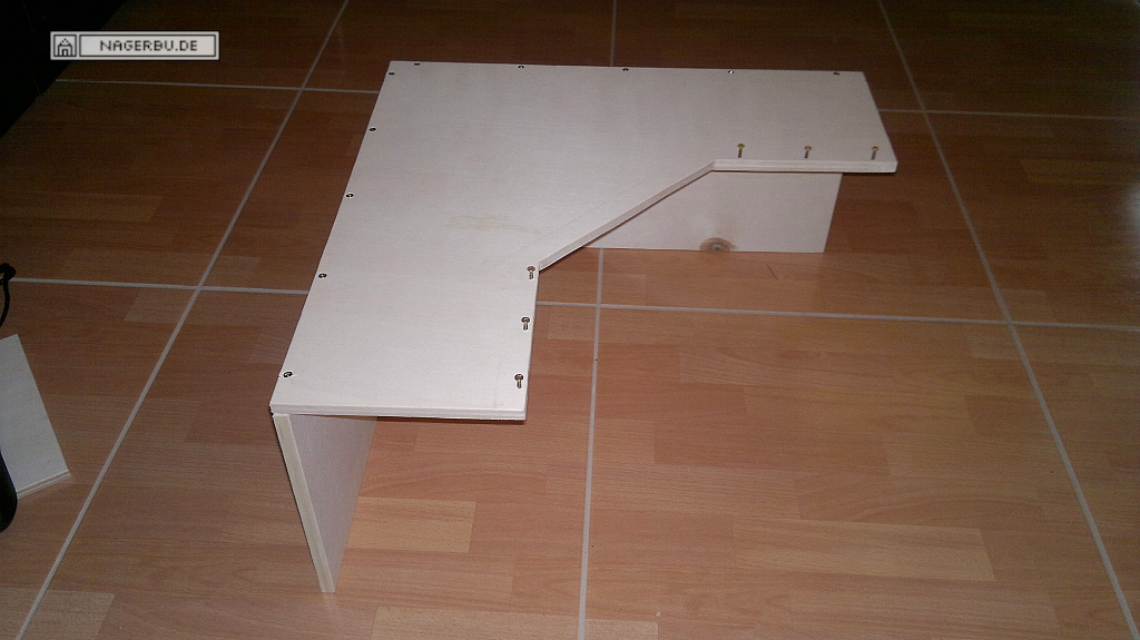 Eckhaus 450x450x210mm mit Schwenktür