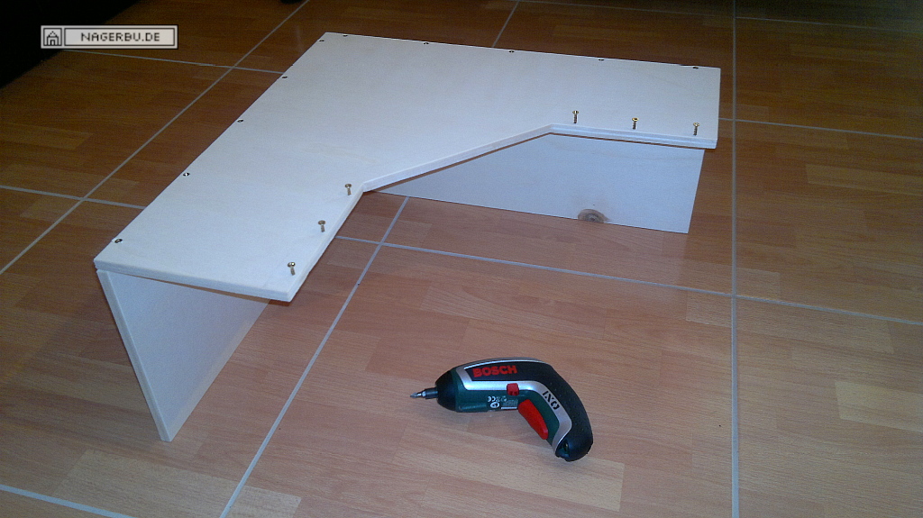 Eckhaus 450x450x210mm mit Schwenktür