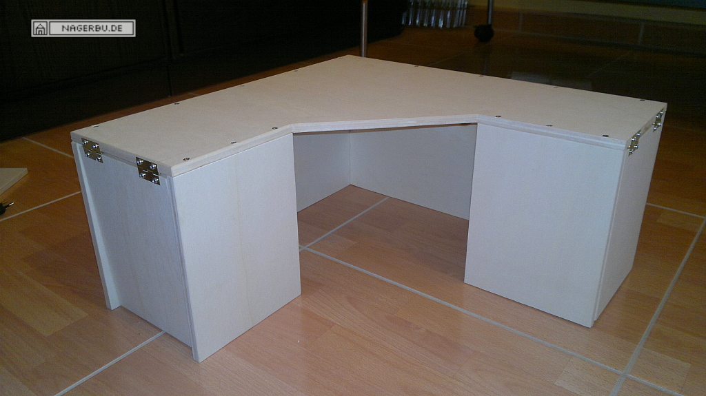 Eckhaus 450x450x210mm mit Schwenktür